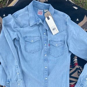 LEVI women’s denim shirt . NWT Junior XL